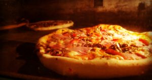 Read more about the article Jak prawidłowo jeść pizzę ? savoir-vivre i wskazówki